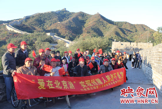 旅游對于殘疾人朋友來說比正常人要困難許多，2011年，劉小琴帶領(lǐng)殘障朋友登上了長城。