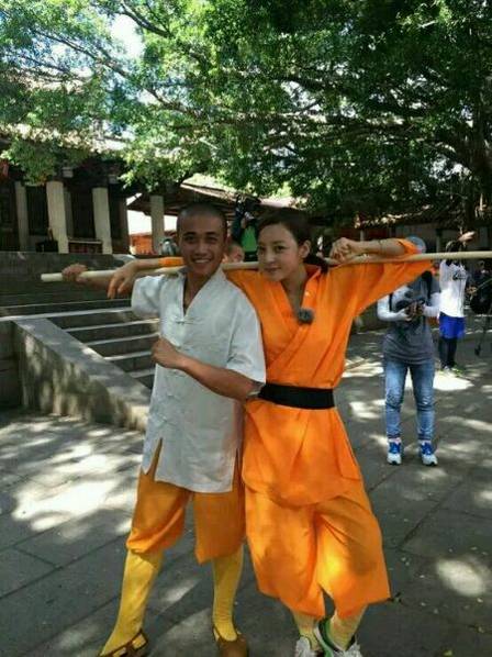 這些參加節(jié)目的女星當(dāng)中既有歌手，又有演員，都是時尚年輕且受歡迎的女星。