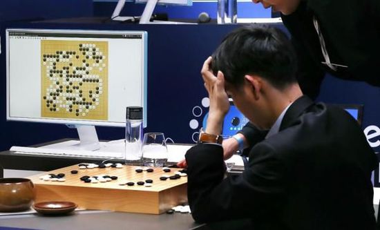復(fù)盤階段李世石也在不停撓頭。