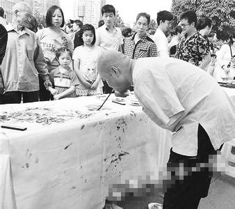 黃國富在作畫。資料照片
