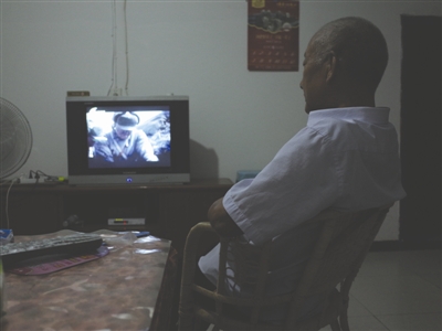 昨日，古藺，69歲的楊正元獨自在家看電視