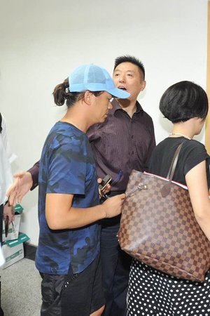 新京報(bào)快訊(記者劉洋)今天上午9時(shí)許，王寶強(qiáng)在律師張起淮的陪同下到北京朝陽(yáng)法院，起訴離婚并交納訴訟費(fèi)。王寶強(qiáng)方預(yù)估財(cái)產(chǎn)總額至少在1個(gè)億，法院遂按照1億元暫計(jì)財(cái)產(chǎn)價(jià)值，依據(jù)《訴訟費(fèi)交納辦法》收取了訴訟費(fèi)24.9575萬(wàn)元。