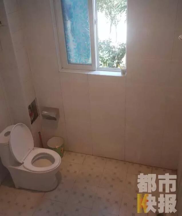 西安市戶縣草堂鎮(zhèn)的李家?guī)r村，有多戶人家經(jīng)營(yíng)著農(nóng)家樂(lè)，但昨晚發(fā)生的這件事情打破了這里的寧?kù)o。村民：“縣上的、鎮(zhèn)上的警察，還有村干部好多人在那兒，說(shuō)是女的在衛(wèi)生間生產(chǎn)，把娃從窗子扔下來(lái)?！鞭r(nóng)家樂(lè)員工：“(聽說(shuō))直接從二樓扔下來(lái)了，呀，太殘忍了?！弊蛲淼氖?，很多人今早才聽說(shuō)，震驚之余更感到惋惜。記者今天在高冠西五巷口找到了大家所說(shuō)的農(nóng)家樂(lè)，一夜過(guò)去了，作為和那名女顧客有過(guò)交集的老板娘，心情仍然很沉重。