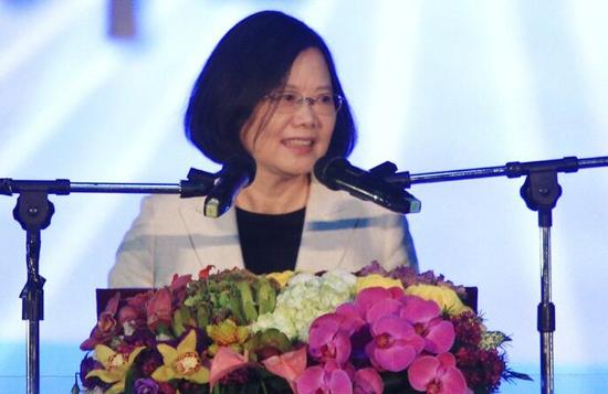蔡英文向教師溫情喊話教師嗆：太晚了?。▓D片來源：臺(tái)灣《聯(lián)合報(bào)》）