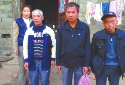 已被判死緩、在獄中服刑的4個村民的家人一直在為兒子喊冤。圖片來自網(wǎng)絡(luò)