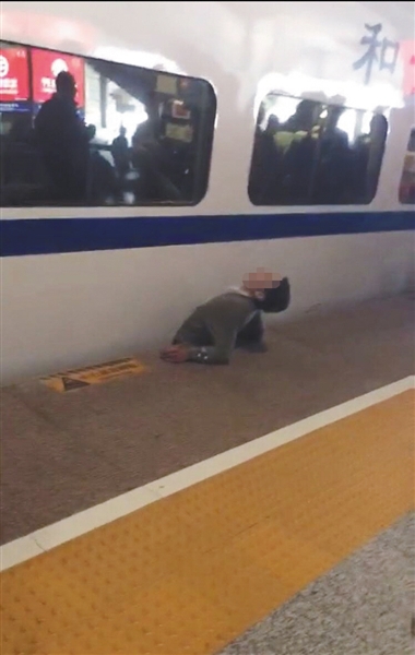 視頻顯示，一男子下半身被卡在站臺與列車之間縫隙。