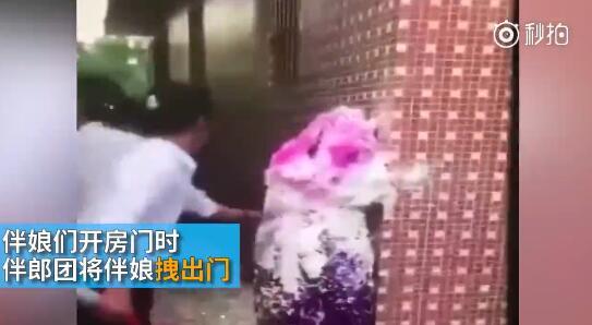 據(jù)澎湃新聞消息，近日廣東江門開平某村又現(xiàn)惡俗婚鬧。男方兄弟團去接新娘的時候，先用彩帶對著姐妹團狂噴，后來甚至有人用滅火器直接噴伴娘面部，害的伴娘差點被送進醫(yī)院。