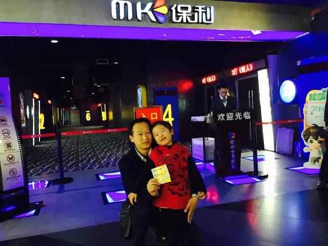 再來(lái)看兩個(gè)萌娃，表情都好有戲！
