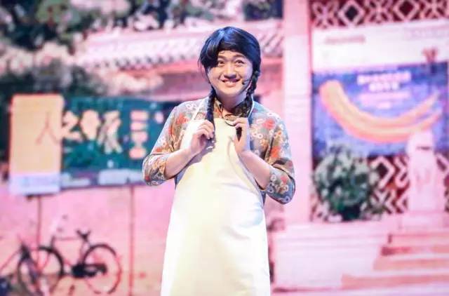 小品《那些年我們錯(cuò)過的一支舞》，主播樂天、張嵩的裝扮你給打幾分？
