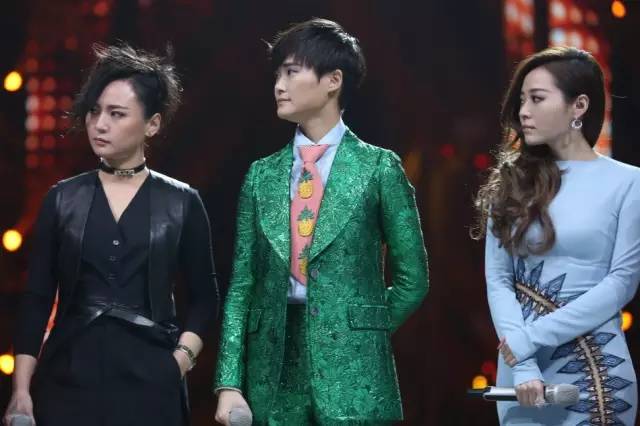 李宇春、周筆暢、張靚穎湖南臺跨年晚會同框
