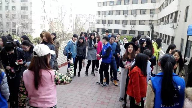 還沒開始時大家已經(jīng)開始有序排隊(duì)了，棒棒噠！