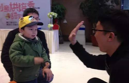 老楊你真心的是童心未泯啊，來，跟叔叔Give Me Five！