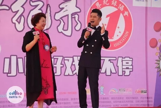 原來是關(guān)大帥哥的演唱，逗笑了全場觀眾