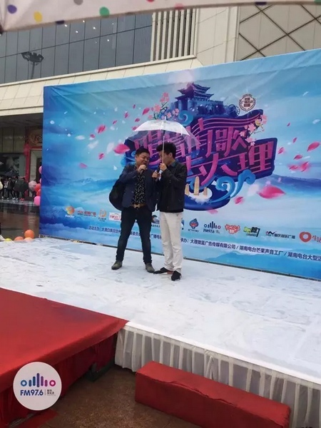 這位男士向遠(yuǎn)在家鄉(xiāng)的妻子隔空表白，勇氣真是大大的，您對(duì)妻子的愛(ài)，已經(jīng)超越萬(wàn)水千山。