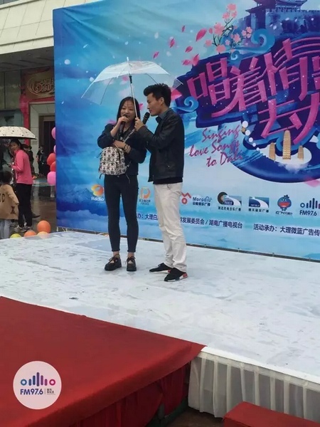 這是一位在校大學(xué)校，暗暗的喜歡純純的愛(ài)。