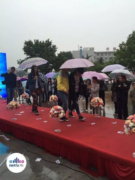 　　好友從屏幕后面走出來(lái)，他們特意從陜西、平頂山趕來(lái)為兩人送出祝福。