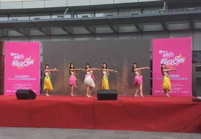 伴隨著舞蹈演員們的開場，比賽在上午10點(diǎn)半正式拉開序幕