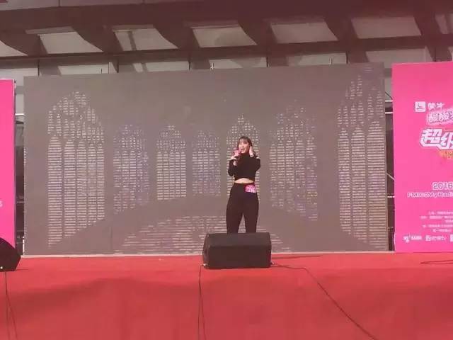 這pose一看就是在飆高音，猜猜看她唱的是哪首歌？