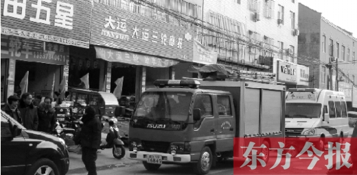 火災(zāi)發(fā)生后，袁厲害家門前的大路上停滿了消防車和警車
