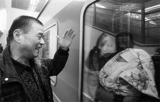 車要開了，史振星揮手向女兒懷中的外孫告別。女兒帶著剛剛出生43天的孩子，要到千里之外湖南的婆婆家過新