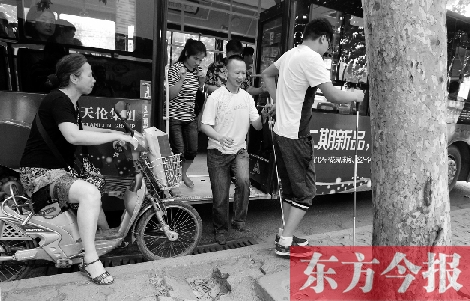 每到下車時，宋鵬（右一）和胡興開（右二）都很艱難，好在周圍的市民都挺照顧的