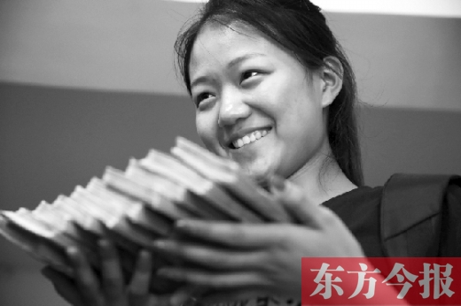 昨天，大一女生周文靜把10萬元現(xiàn)金還給了失主