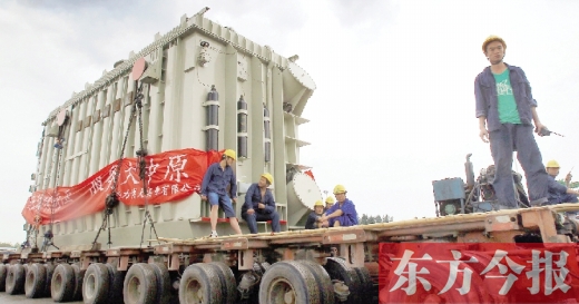 天降大雨，加大了行走的難度，工人們用支桿頂起沿途的電纜