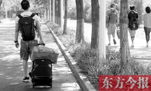 滿載著家人的希望，沿著學(xué)校的路標(biāo)，鄭州大學(xué)新生入學(xué)了，一位新生自己帶著行李來報到