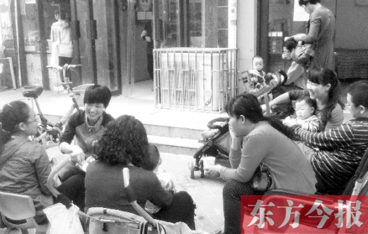 鄭州未來路附近的一家小兒推拿店，等待為孩子做推拿的家長在門口排起了隊(duì)