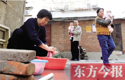 停水期間，一個水龍頭，12戶居民交替使用