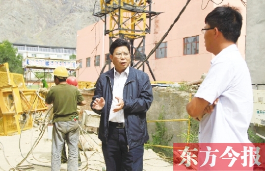 新鄉(xiāng)市援疆前方指揮部指揮長、伊吾縣委副書記鄭援越（中）深入一線調(diào)研