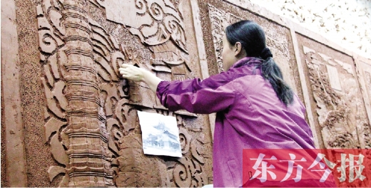 昨天上午，鄭州雕塑壁畫院的藝術(shù)家們正在創(chuàng)作鄭州地鐵文化主題墻的雕塑作品