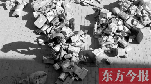 “雙十一”后，快遞員忙著送包裹，連水也不敢喝