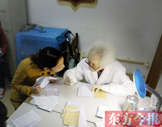 昨日，97歲的“醫(yī)生奶奶”胡佩蘭在給患者看病