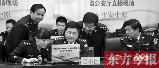 省公安廳廳長(zhǎng)王小洪（中）和微博網(wǎng)友在進(jìn)行交談，發(fā)現(xiàn)問題現(xiàn)場(chǎng)馬上解決
