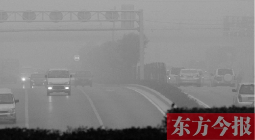 昨天早上，鄭州氣象臺發(fā)布大霧紅色預警，鄭州空氣質量也再次迎來重度污染的預警