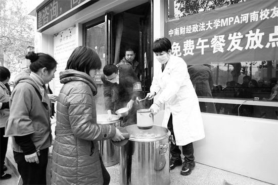 鄭州市經(jīng)一路和緯五路交叉口，免費午餐吸引了很多人排隊