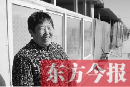 在京水村的臨時(shí)過(guò)渡區(qū)內(nèi)，一位大媽在儲(chǔ)存大白菜