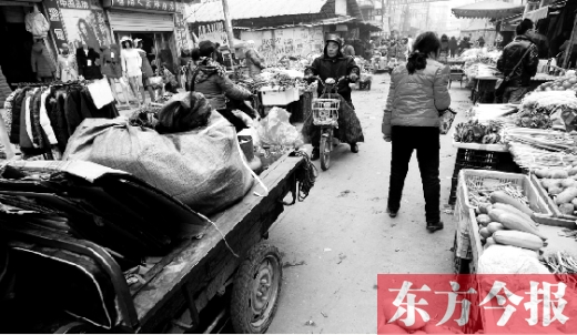 和所有的都市村莊一樣，老鴉陳也充滿著形形色色的人，窄窄的巷子因占道經(jīng)營(yíng)變得更加狹窄