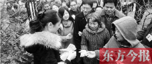 12月8日，鄭州市民排隊領(lǐng)取地鐵試乘劵。