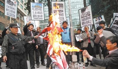  25日，首爾，韓國(guó)民眾舉行集會(huì)，抗議日本首相安倍晉三否認(rèn)侵略歷史、袒護(hù)內(nèi)閣大臣參拜靖國(guó)神社。