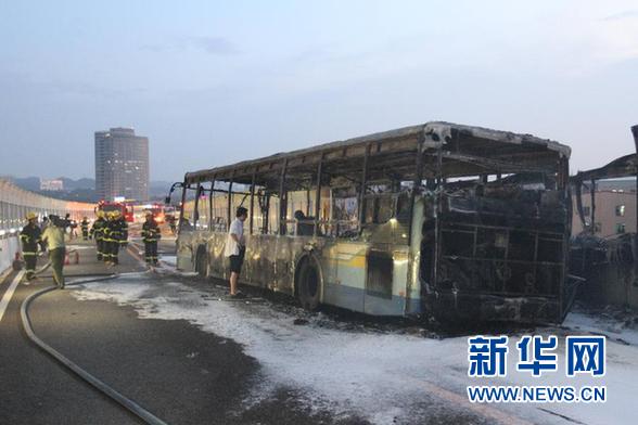 　　這是6月7日拍攝的廈門高架路上的快速公交起火事故現(xiàn)場。新華社發(fā)