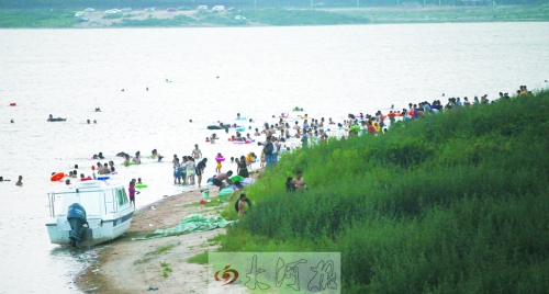 龍湖成為“第一浴場”，對市民是堵還是疏值得探討。