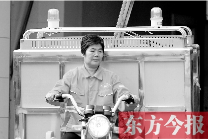 鄭州市金水區(qū)目前發(fā)放的第一批30輛新垃圾清運(yùn)車(chē)，已投入使用