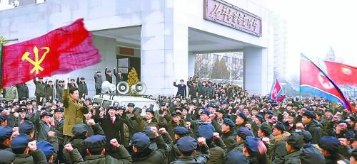 朝鮮11日繼續(xù)展開大規(guī)模批判張成澤運動。圖為朝鮮金策工業(yè)大學的青年學生宣誓擁護領袖金正恩。