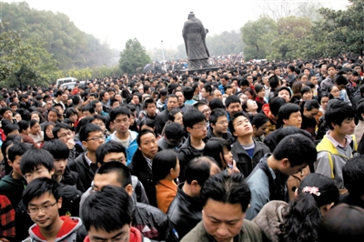 去年3月16日，武漢華中科技大學，“北約”、“華約”、“卓越”聯(lián)盟自主招生選拔考試湖北考點，考生等待進場。 圖/CFP