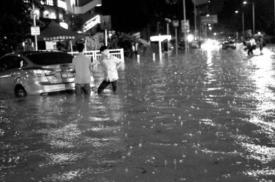 3月30日晚，深圳市區(qū)不少地段因暴雨積水，導(dǎo)致一些車輛在水中熄火。