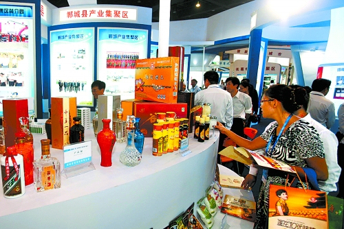 9月24日，2012中國（鄭州）產(chǎn)業(yè)轉(zhuǎn)移系列對接活動產(chǎn)業(yè)轉(zhuǎn)移暨新型工業(yè)化成果展在鄭州國際會展中心舉行