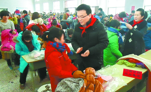 1月20日，省直團(tuán)工委組織19個(gè)省直廳局的38名青年干部，來(lái)到三門峽市澠池縣果園鄉(xiāng)，開(kāi)展“大手拉小手