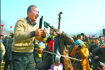 2月22日，寶豐馬街書會上，說書藝人正在表演。記者 史長來 攝